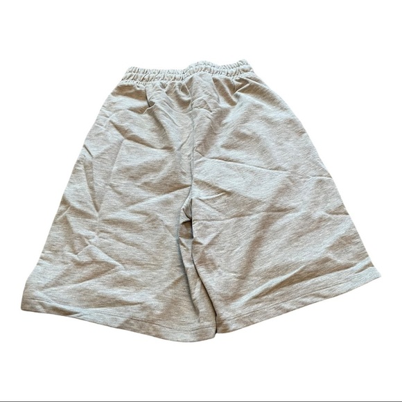 Asos DESIGN longer length sweat shorts in gray - Picture 2 of 9